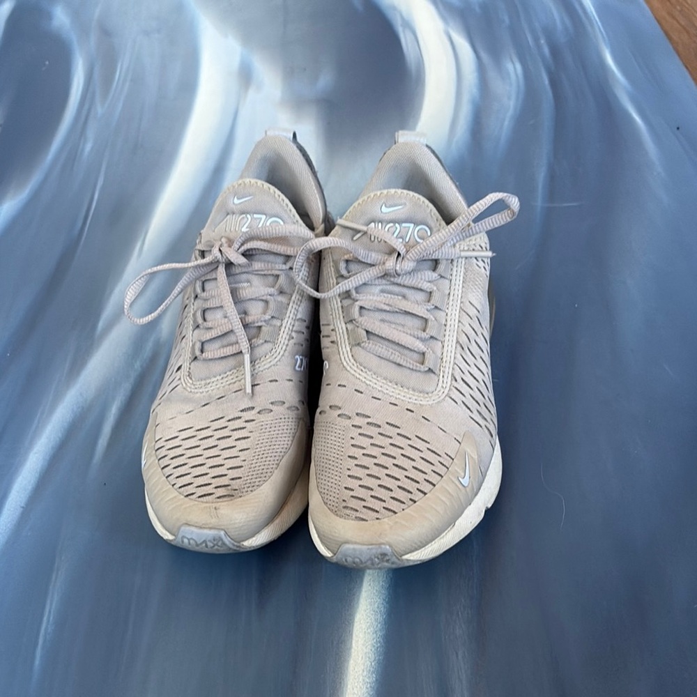 Nike Air Max 270 in Soft Gray